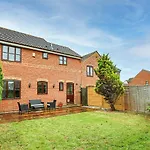 Detached House - Prime Location - Free Parking, Fast Wifi And Smart Tvs With Sky Tv And Netflix By Yoko Property