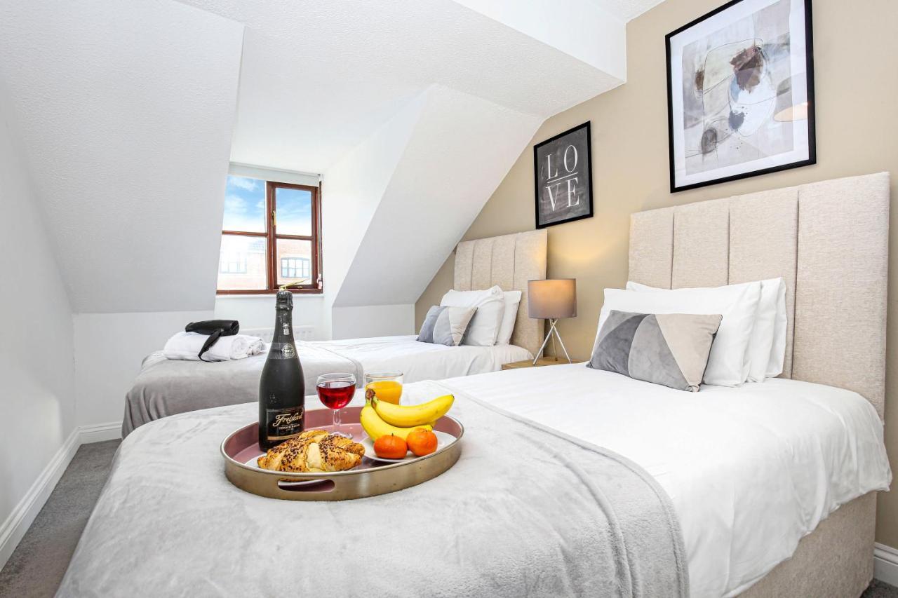 Yoko's Smart Home: Detached House With Prime Location And Entertainment Milton Keynes