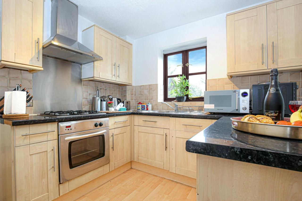 Yoko's Smart Home: Detached House With Prime Location And Entertainment Holiday home Milton Keynes